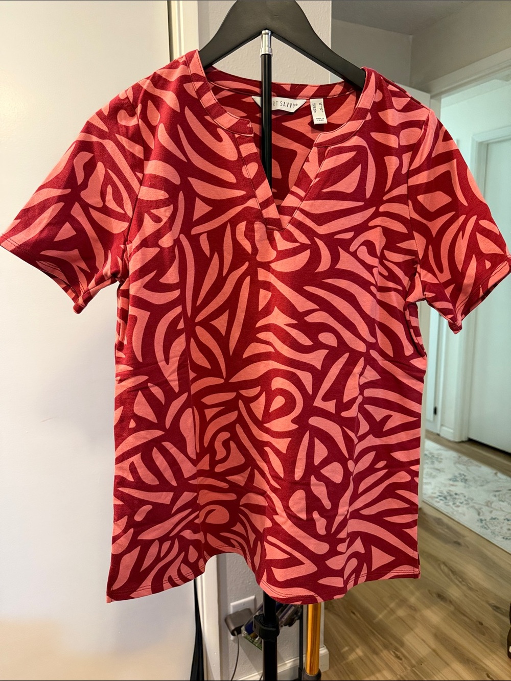 Savvy Women's Short Sleeve V-Notch Tee in Red and Pink Abstract Print size XS